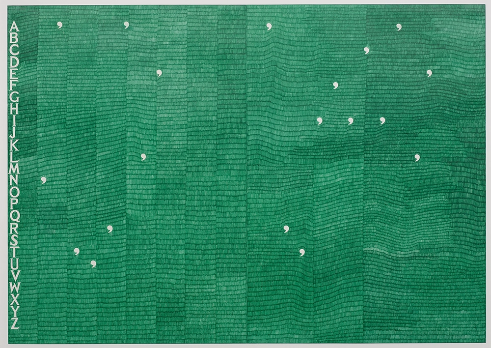 Campagne-afbeelding van de expo. Abstract groen kunstwerk met witte kommavormige tekens en een verticaal alfabet links.